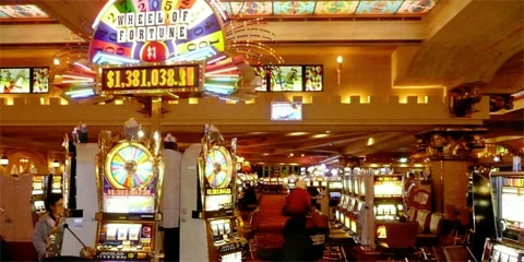 How can a slot machine that guarantees a jackpot before a specific amount on the meter be truly random?