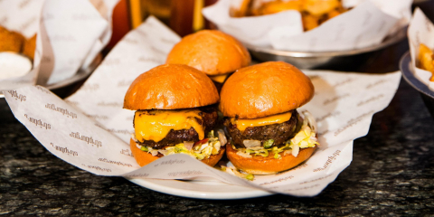 Stripburger & Chicken Fashion Show Mall